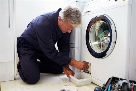 eau qui coule hublot machine a laver|Votre lave linge fuit, il y à de l'eau sous la machine .